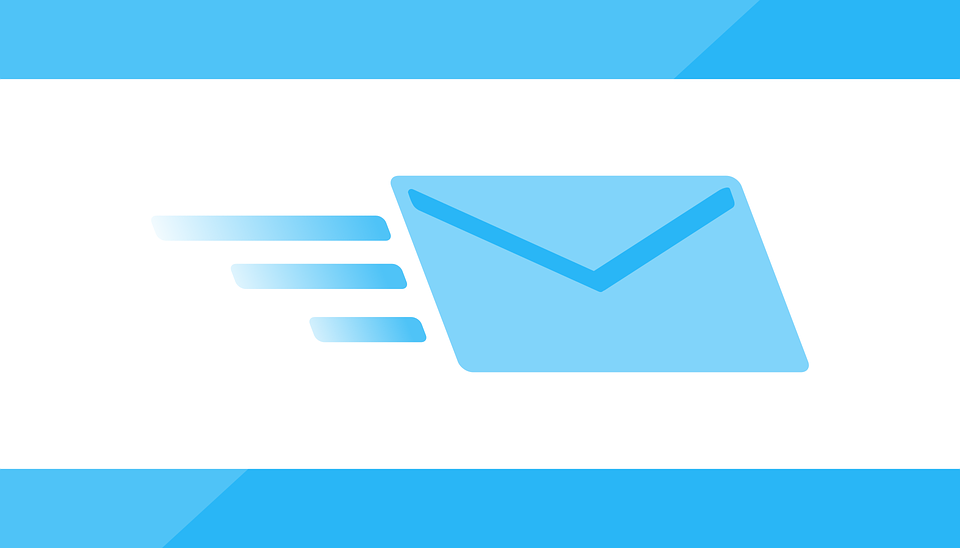 Koperta pocztowa na ekranie komputera symbolizująca nadejście nowego e-maila
